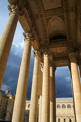 Le Panthéon sous un ciel orageux
