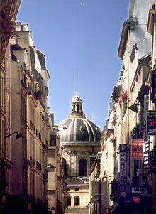 Rue Mazarine avec l'Académie Française (Institut de France)