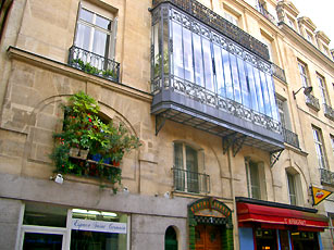 Façade avec porte d'entrée immeuble et le Bar Restaurant l'Assignat