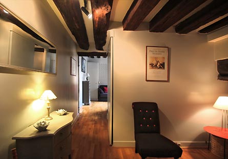Le salon et la chambre derrière le paravent