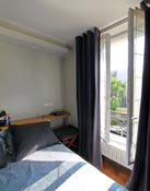 Le lit près de la fenêtre sur cour