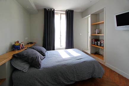 La chambre séparée donne sur une cour calme