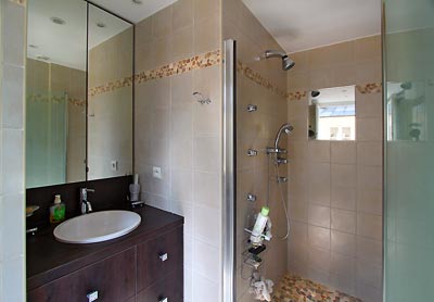 Une jolie salle de bain ensoleillée