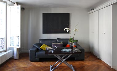 Un grand canapé pouvant servir de couchage pour 1 ou 2 personnes