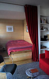 Étagères avec chaine HiFi