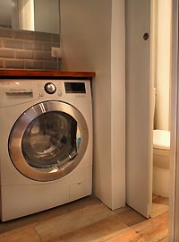 Lave-linge séchant LG et toilettes
