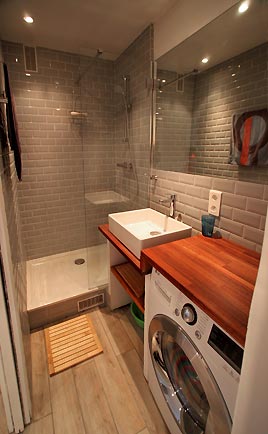 La salle de bain avec une belle douche