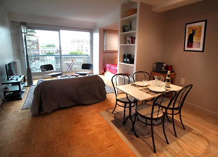 Vue depuis l'entrée avec le coin repas à droite