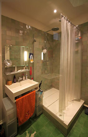 La salle de bain avec douche