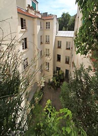 Vue sur la cour arborée