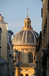 Rue Mazarine avec l'Académie Française (Institut de France)