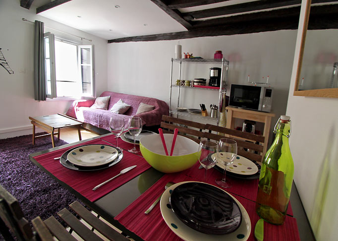 La table dressée et le coin salon